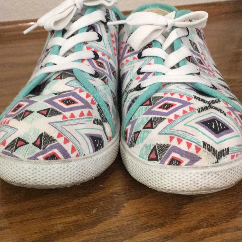 Womens SZ 8 Geometric Pattern Sneakers - Picture 5 of 10